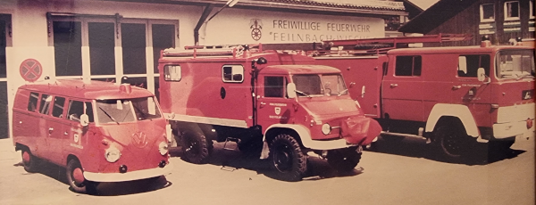 der Fuhrpark 1974 bestehend aus VW-Bus Unimog und Löschfahrzeug