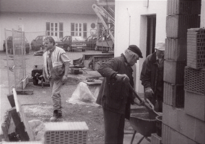 Umbau des Feuerwehrhauses 1997, Männer mauern eine Mauer